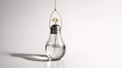 Upcycling-Idee: Aus einer alten Glühbirne eine Mini-Vase basteln