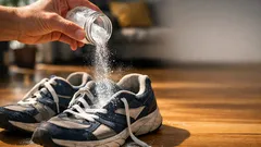 Natron und Talkum gegen Gerüche: so rettest du Schuhe, Sofa und Teppich schnell